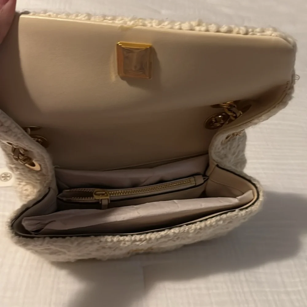 Tory Burch Cream Shoulder Bag with Gold Chain - Picture 4 of 7